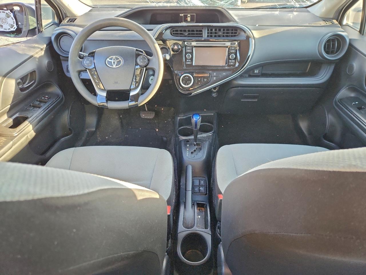 2018 TOYOTA PRIUS C photo 8