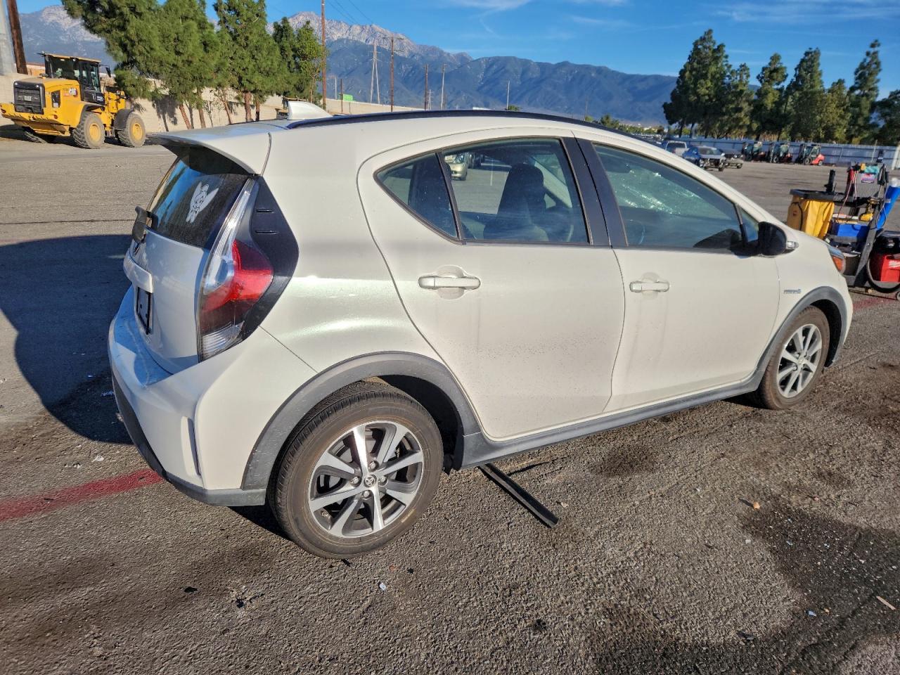 2018 TOYOTA PRIUS C photo 3
