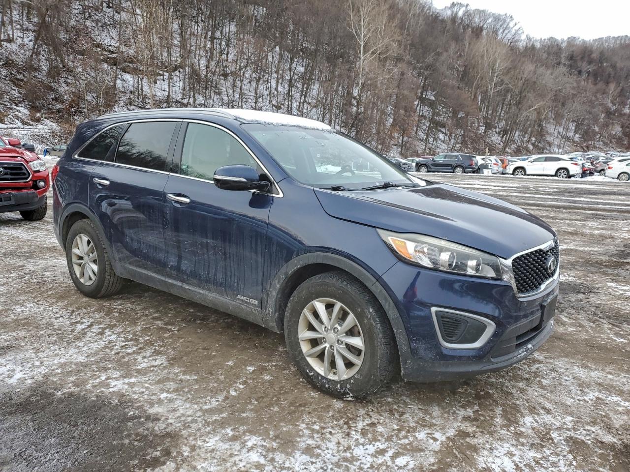 2017 KIA SORENTO LX photo 4