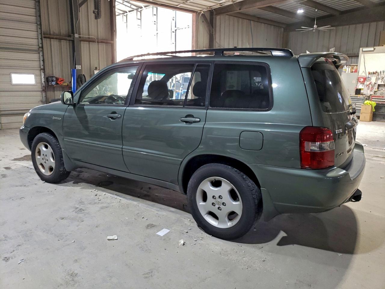 2004 TOYOTA HIGHLANDER photo 2