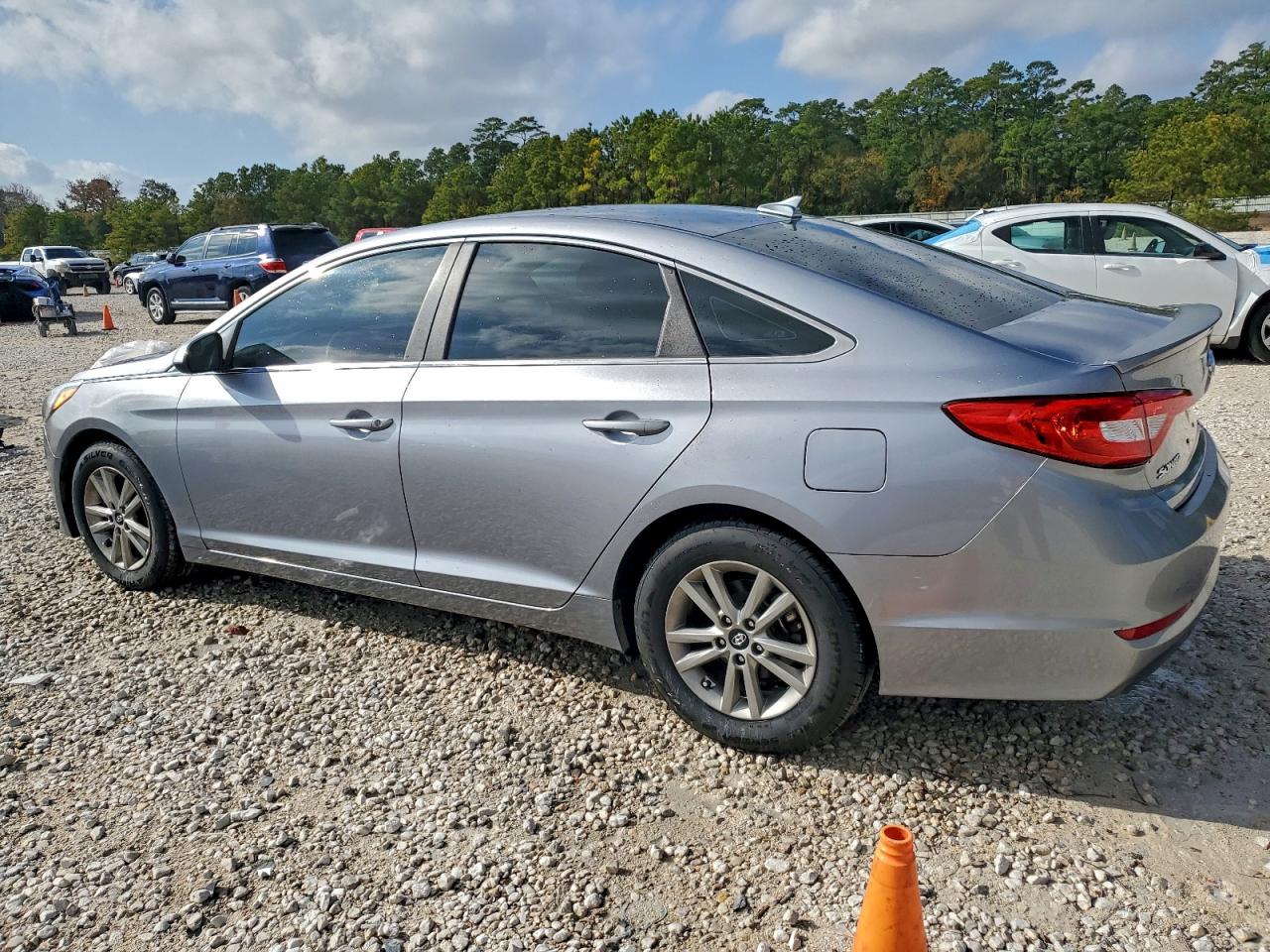 2015 HYUNDAI SONATA SE photo 2