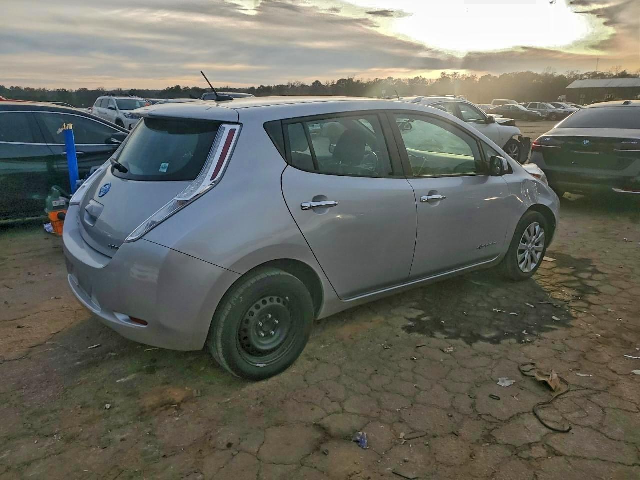 2015 NISSAN LEAF S photo 3