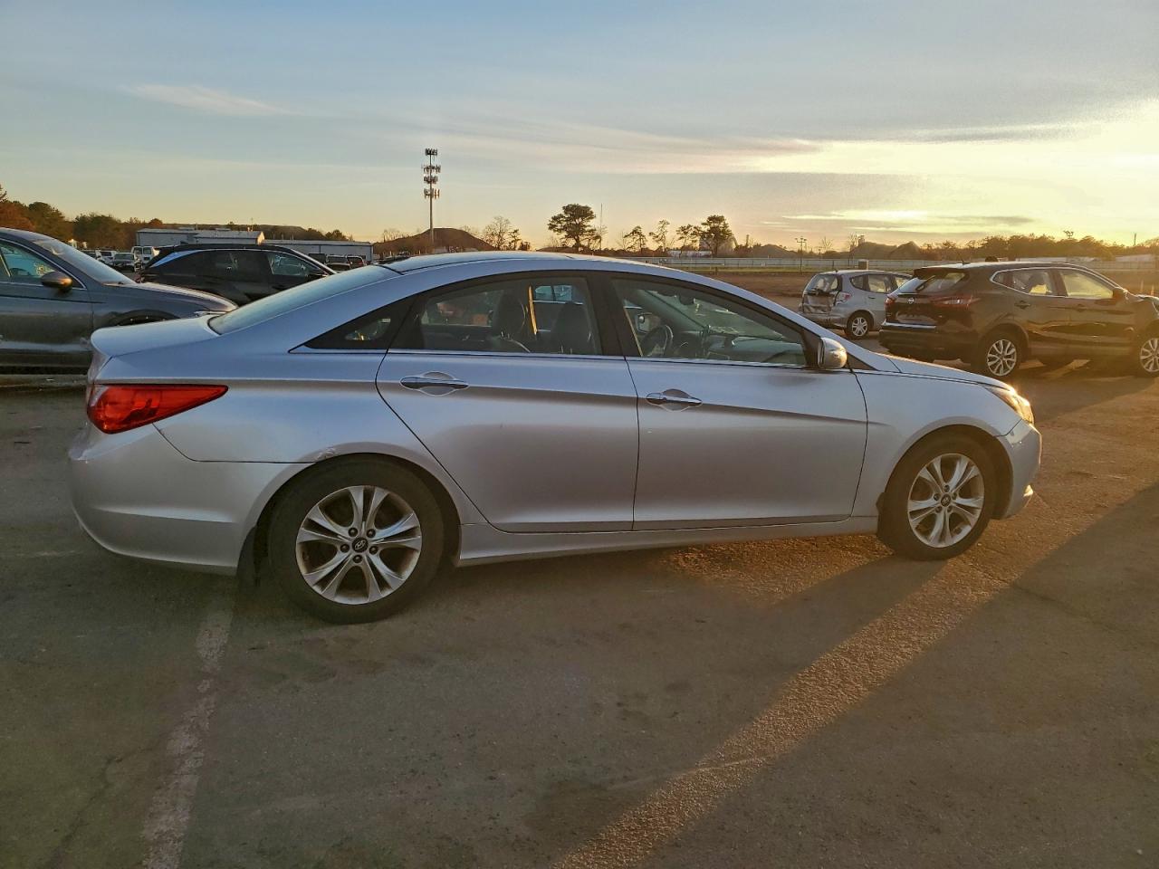 2012 HYUNDAI SONATA SE photo 3