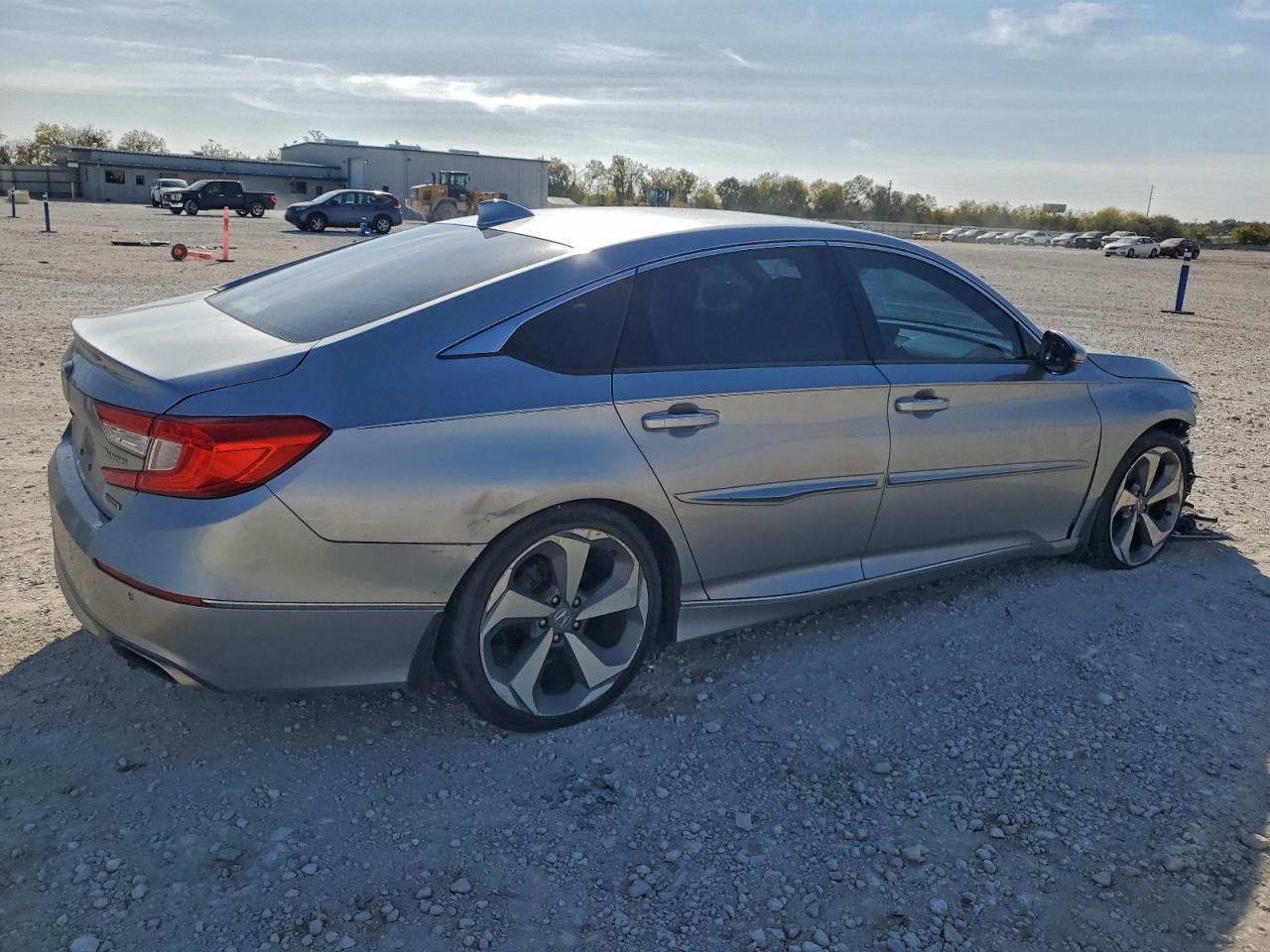 2018 HONDA ACCORD TOURING photo 3