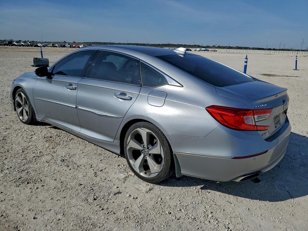 2018 HONDA ACCORD TOURING photo 2