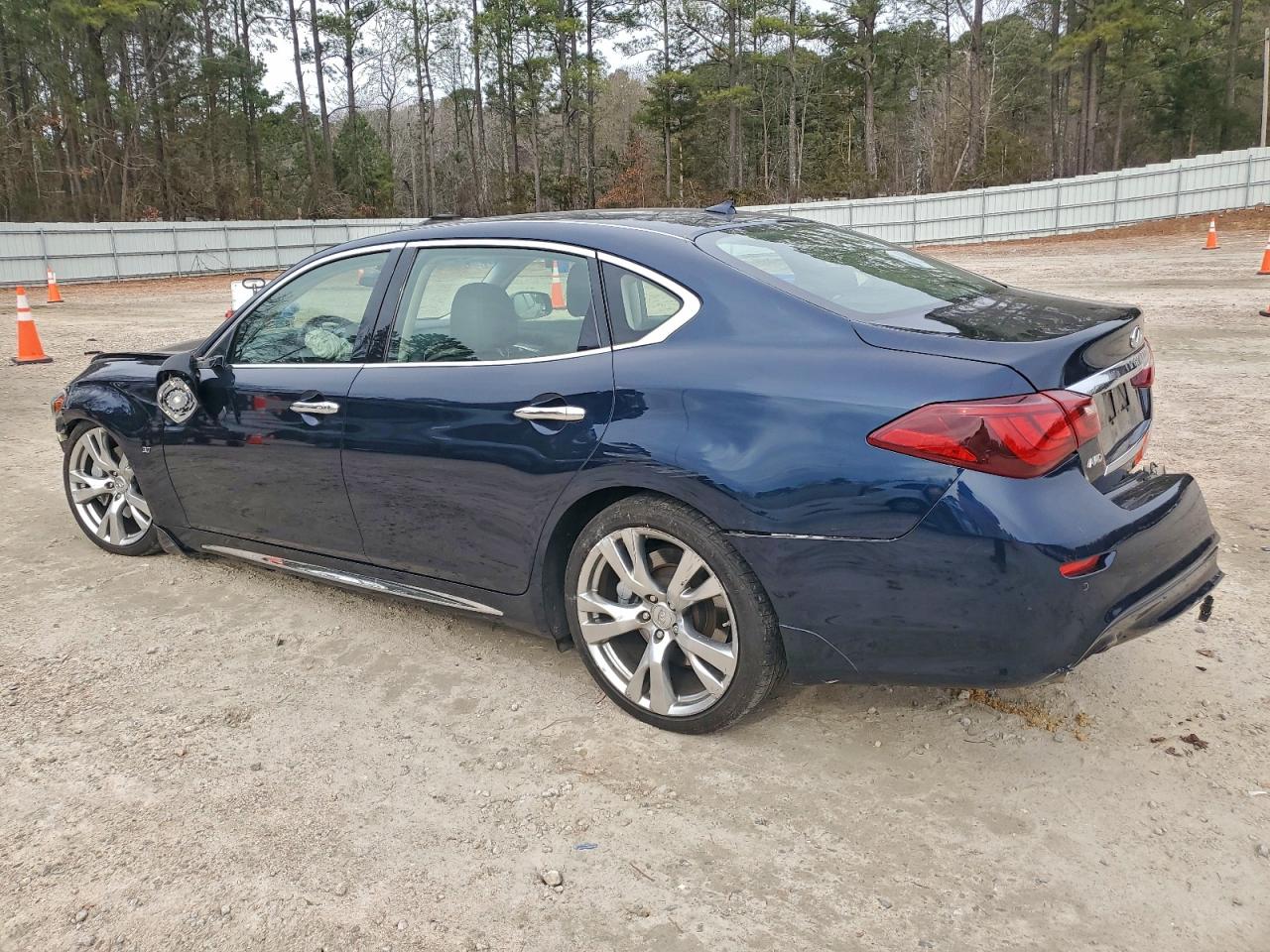 2015 INFINITI Q70L 3.7 photo 2
