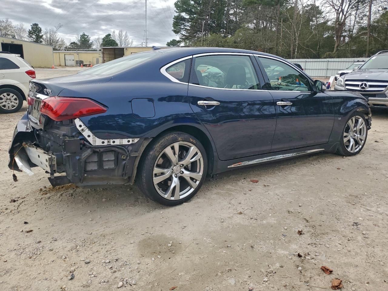 2015 INFINITI Q70L 3.7 photo 3
