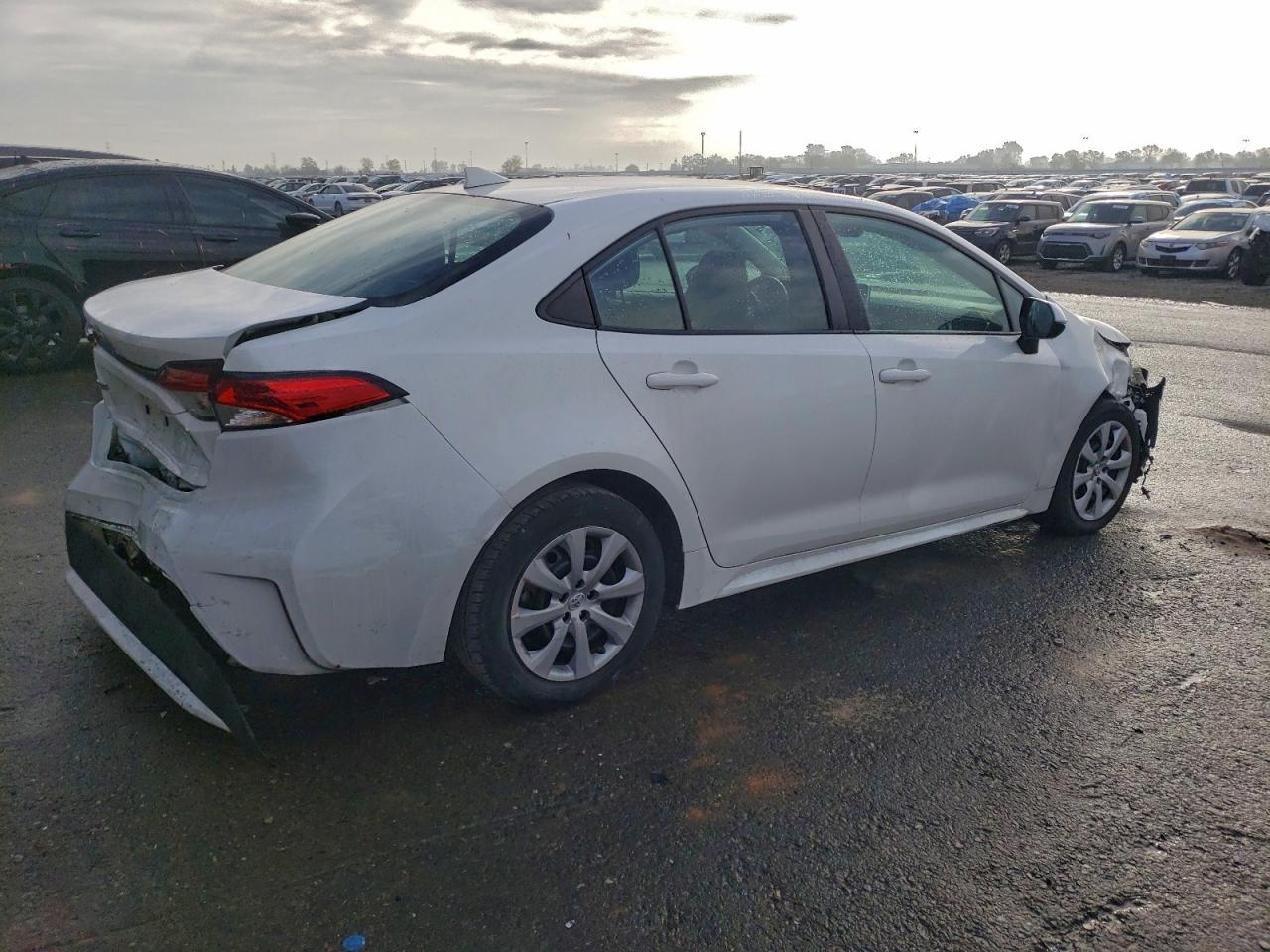 2021 TOYOTA COROLLA LE photo 3
