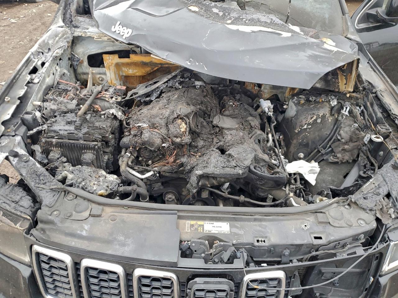 2019 JEEP GRAND CHEROKEE LAREDO photo 12