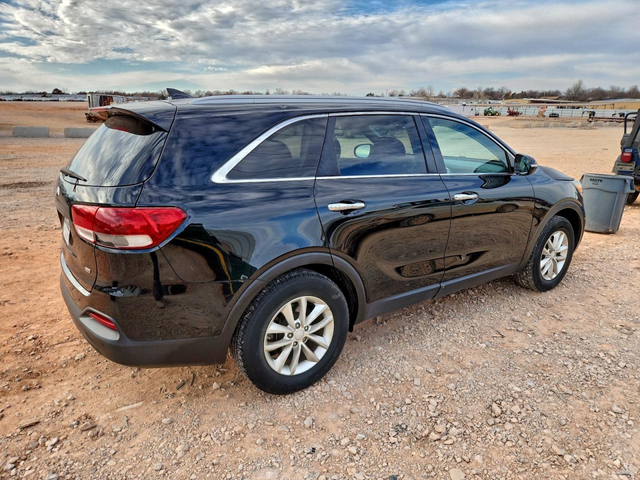 2017 KIA SORENTO LX photo 3
