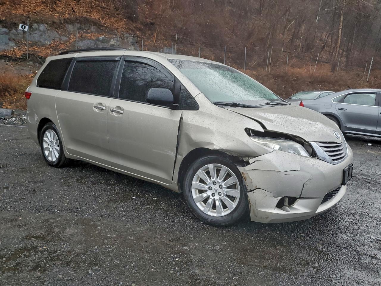 2015 TOYOTA SIENNA XLE photo 4