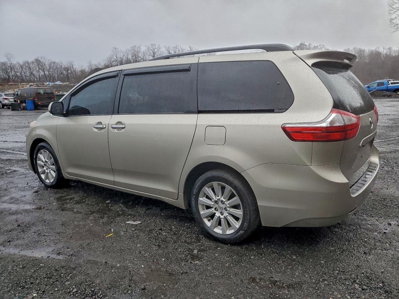 2015 TOYOTA SIENNA XLE photo 2