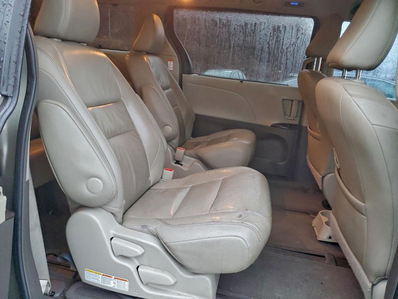 2015 TOYOTA SIENNA XLE photo 10