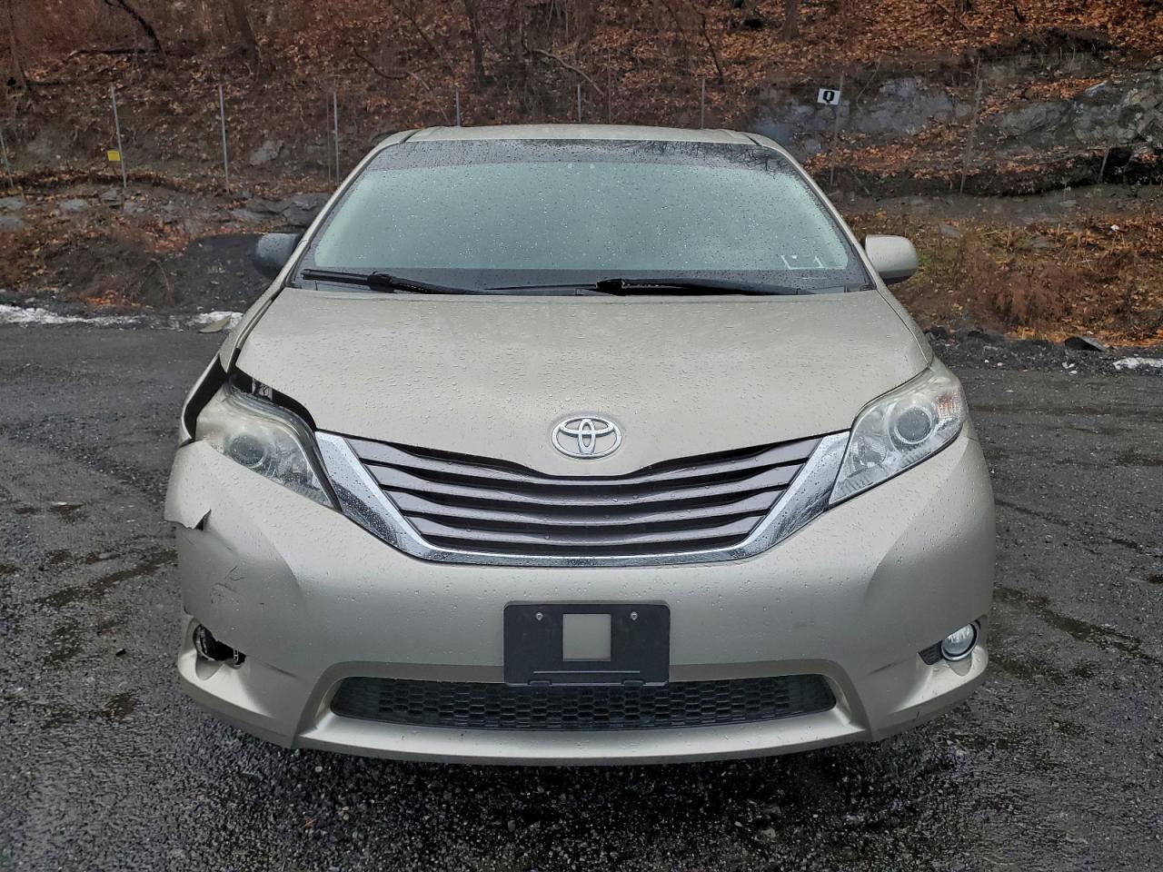 2015 TOYOTA SIENNA XLE photo 5