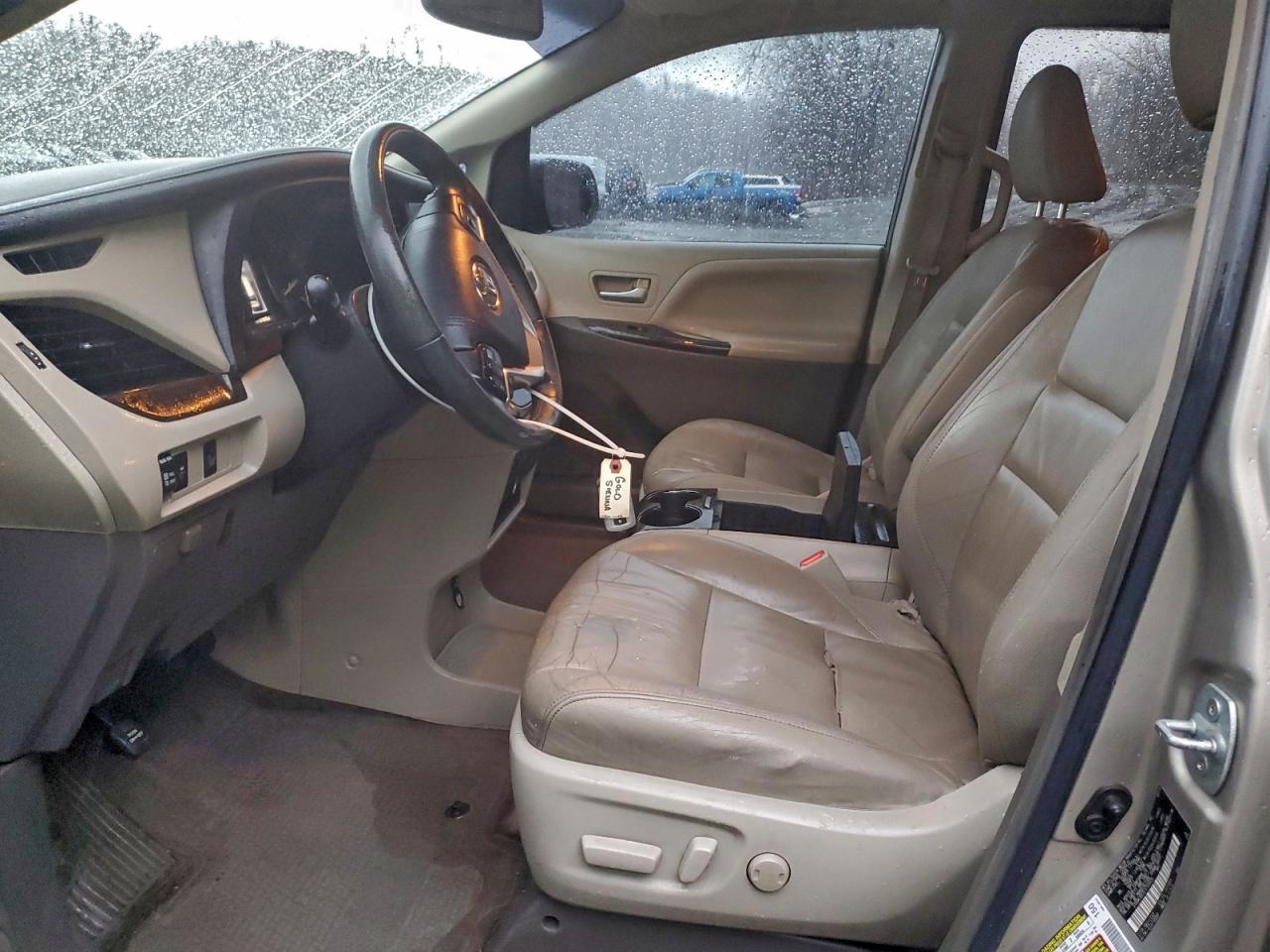 2015 TOYOTA SIENNA XLE photo 7