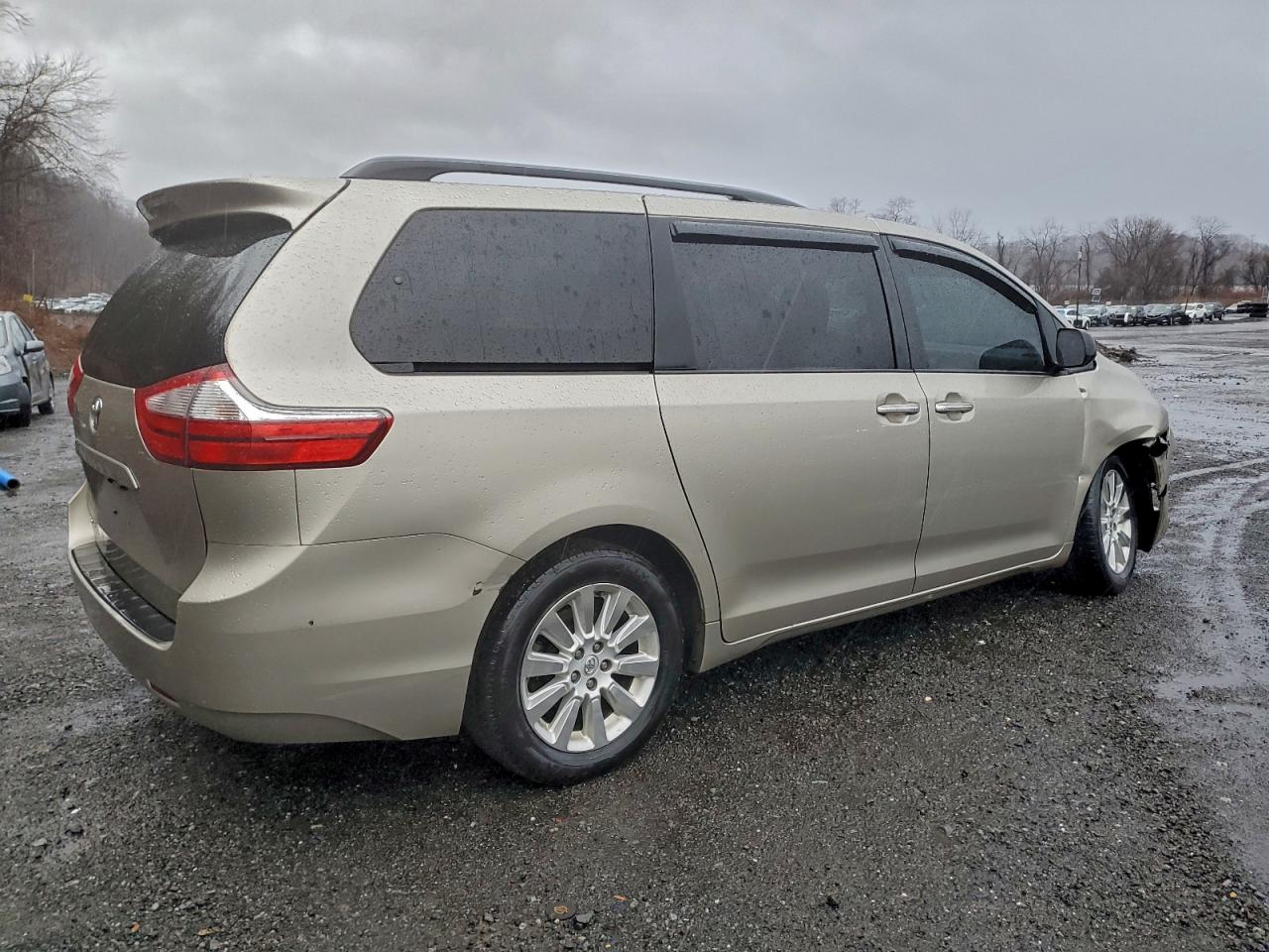 2015 TOYOTA SIENNA XLE photo 3