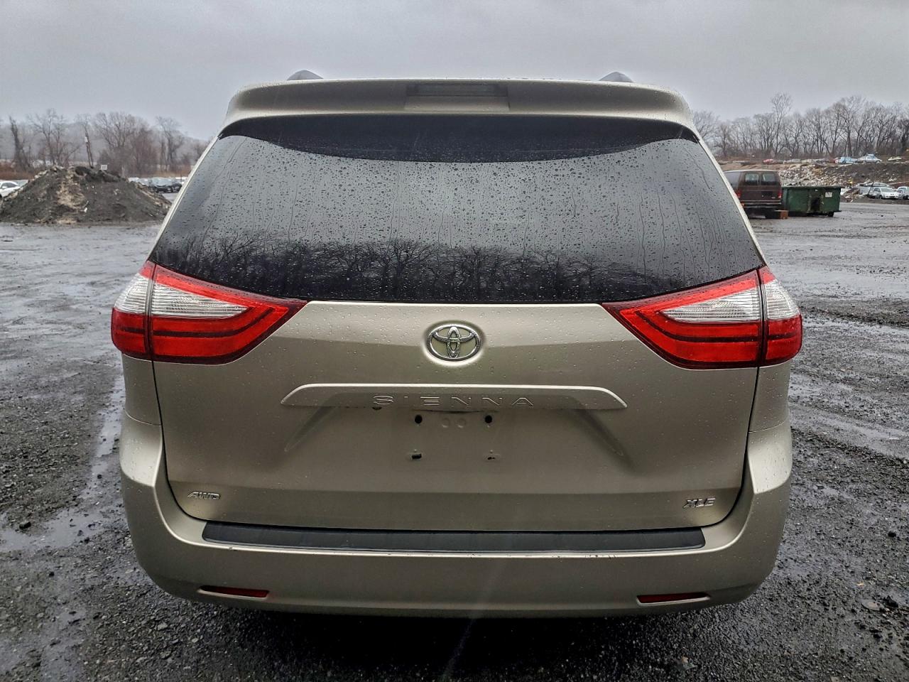 2015 TOYOTA SIENNA XLE photo 6