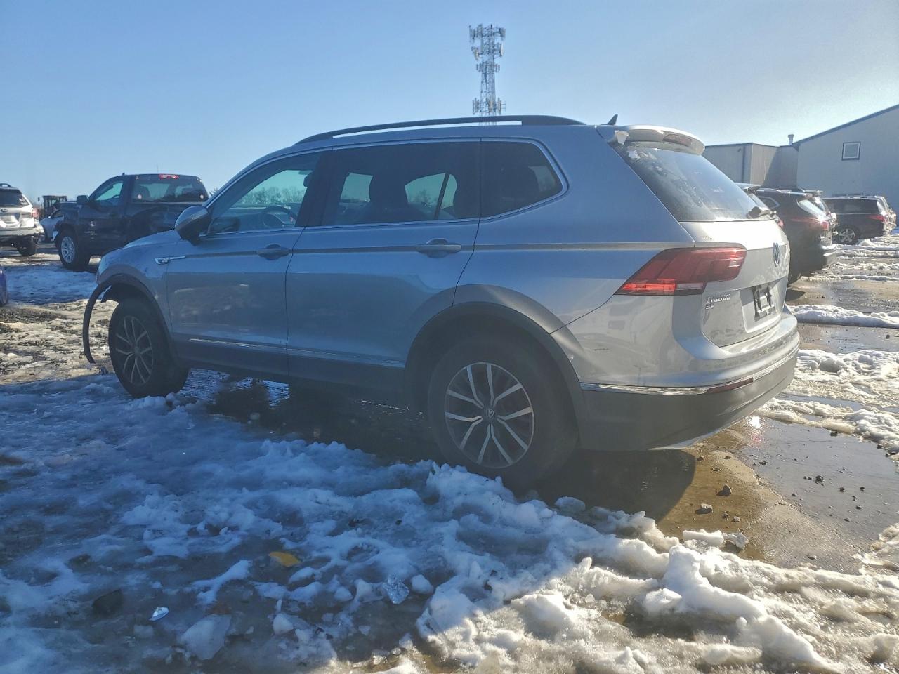 2020 VOLKSWAGEN TIGUAN SE photo 2