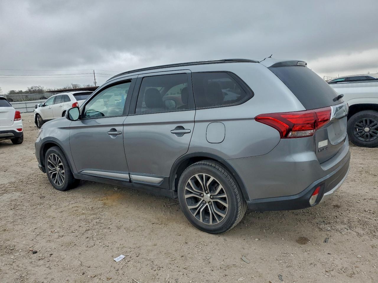 2016 MITSUBISHI OUTLANDER SE photo 2