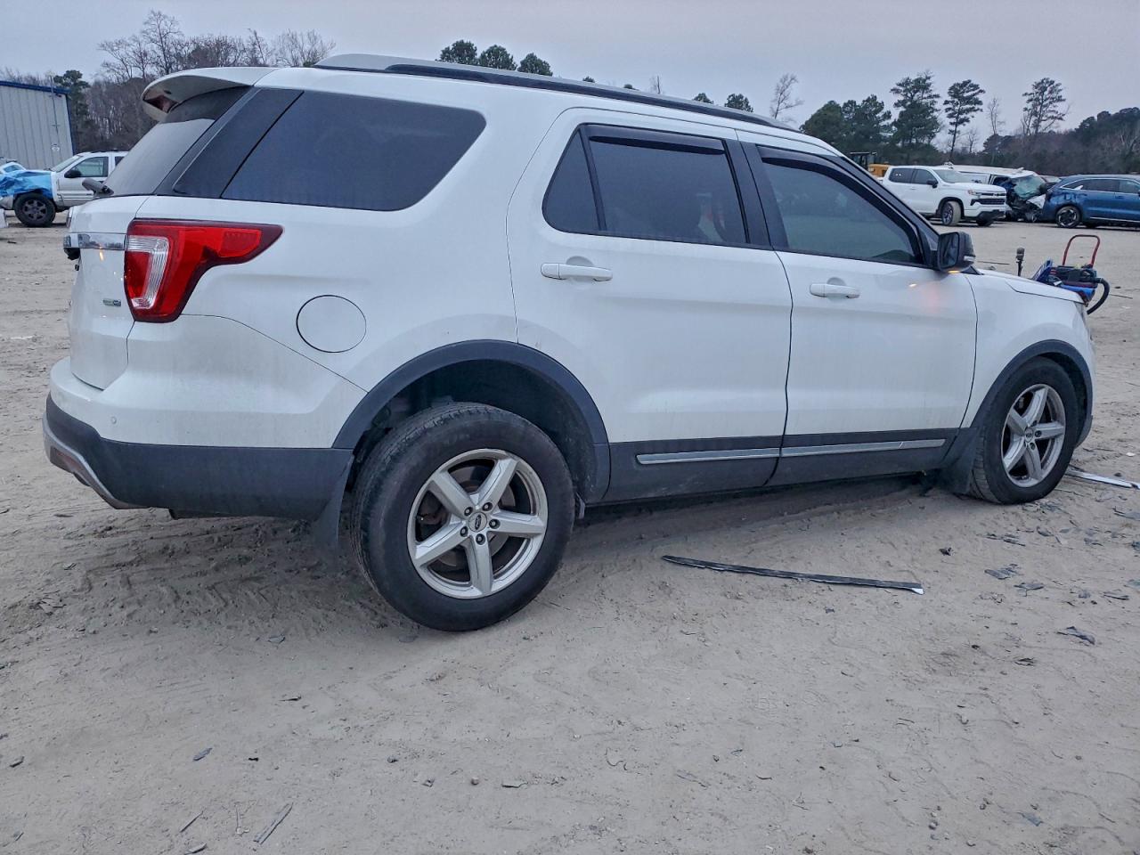 2016 FORD EXPLORER XLT photo 3
