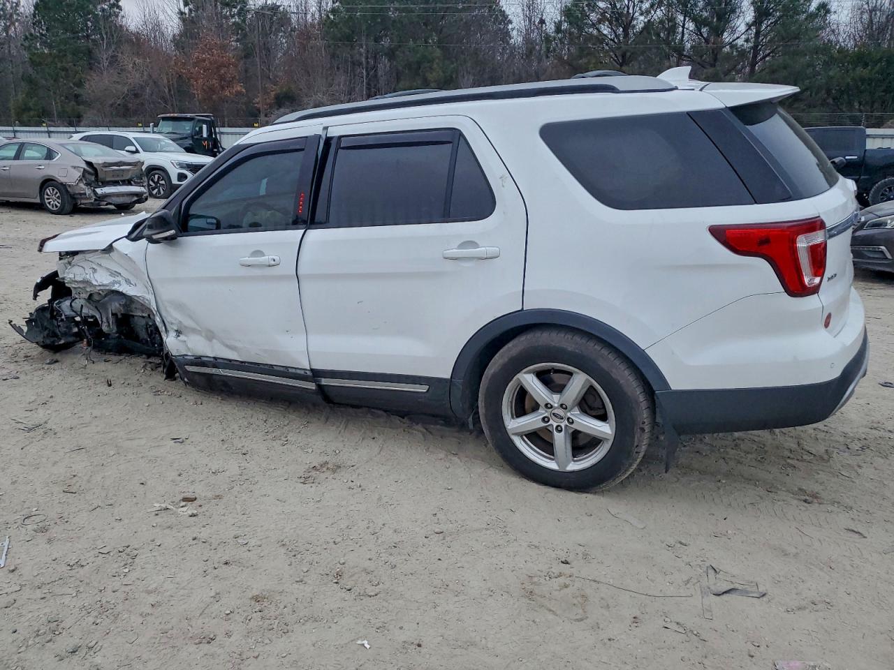 2016 FORD EXPLORER XLT photo 2