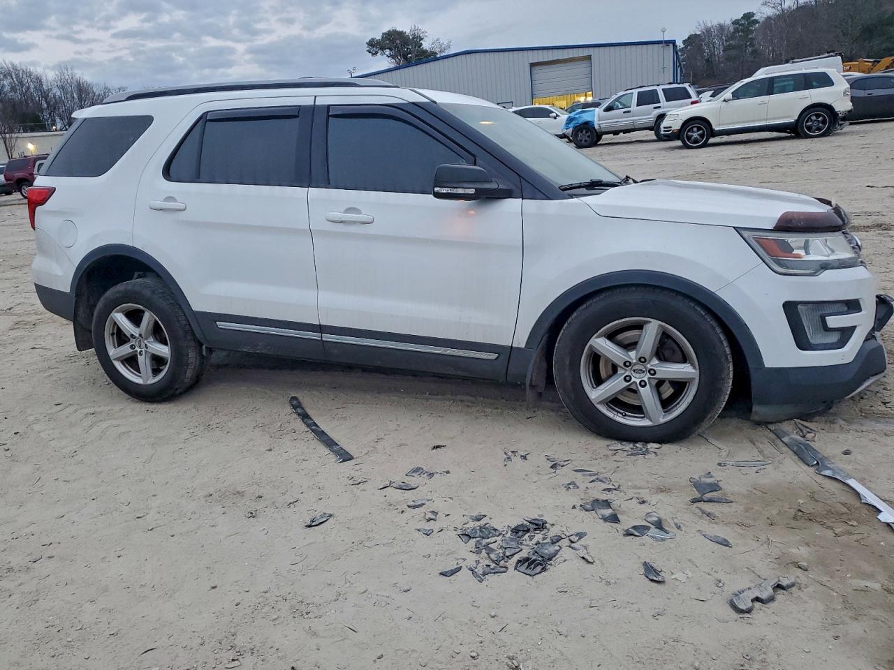 2016 FORD EXPLORER XLT photo 4