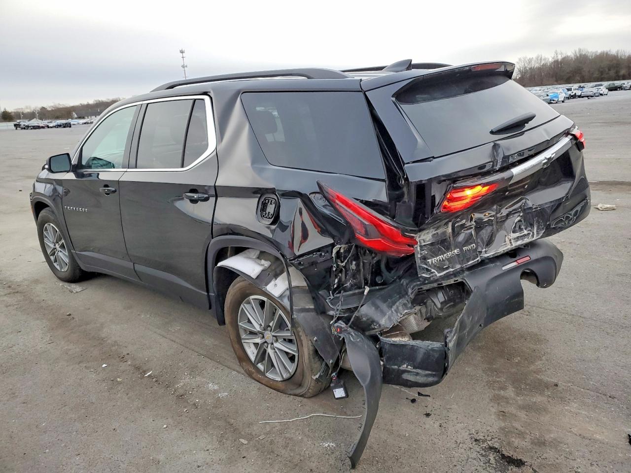 2023 CHEVROLET TRAVERSE LT photo 2