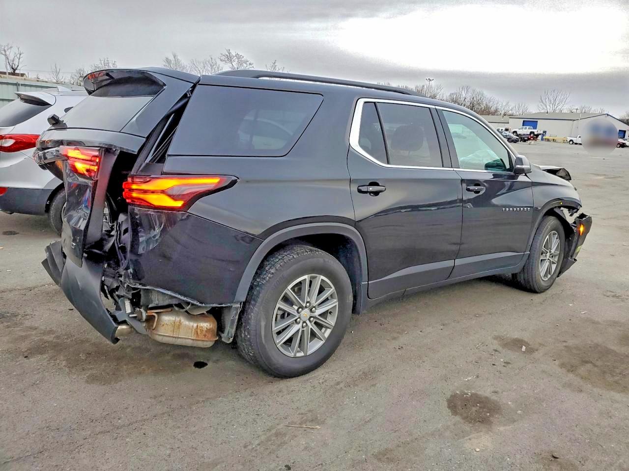 2023 CHEVROLET TRAVERSE LT photo 3
