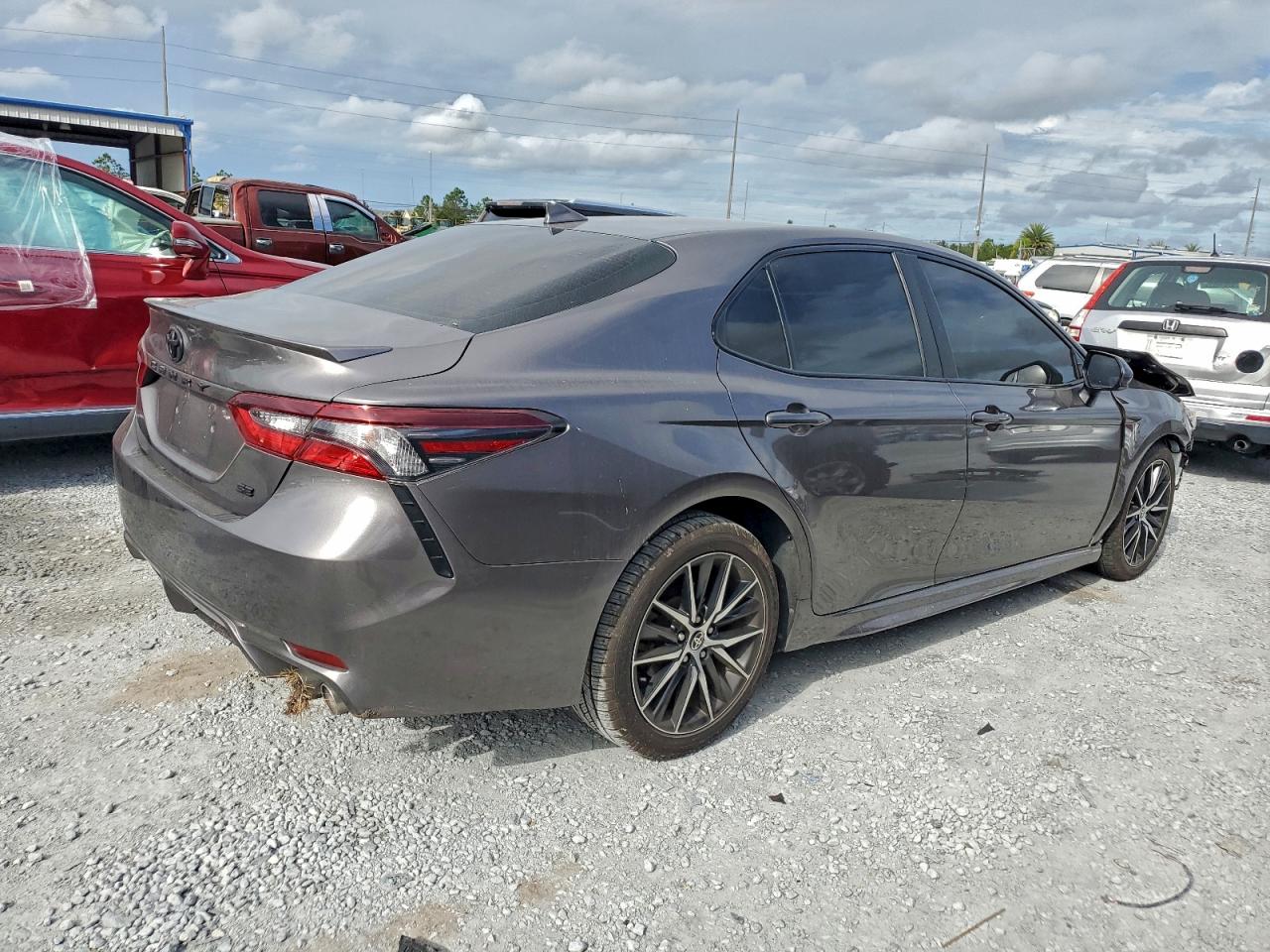2021 TOYOTA CAMRY SE photo 3