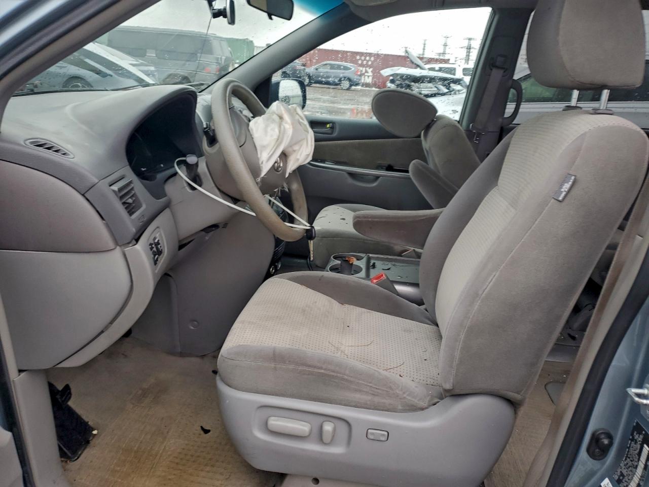 2009 TOYOTA SIENNA CE photo 7