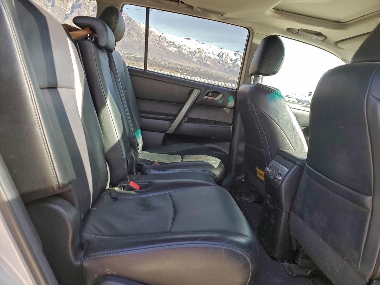 2011 TOYOTA HIGHLANDER BASE photo 11