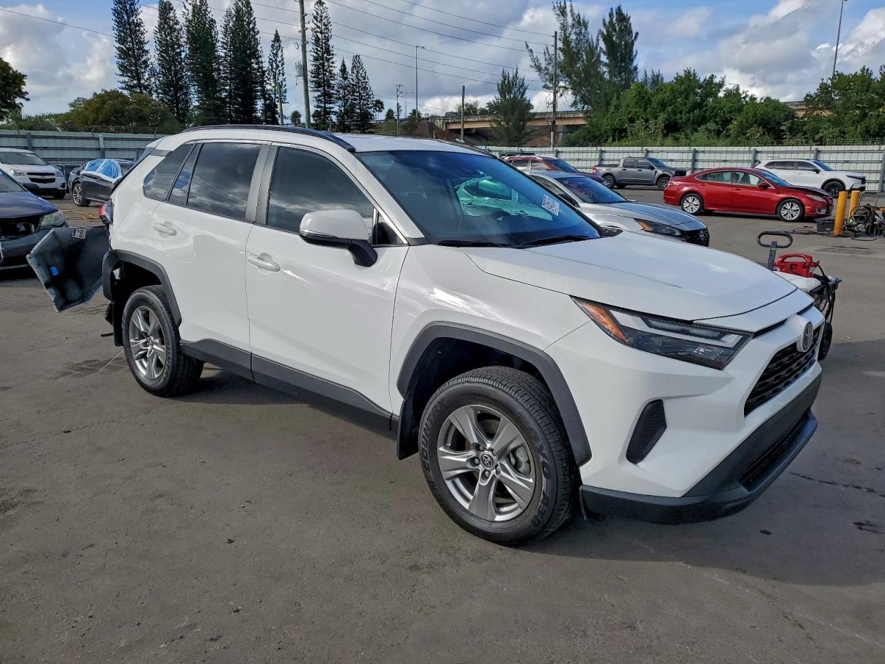 2024 TOYOTA RAV4 XLE photo 4