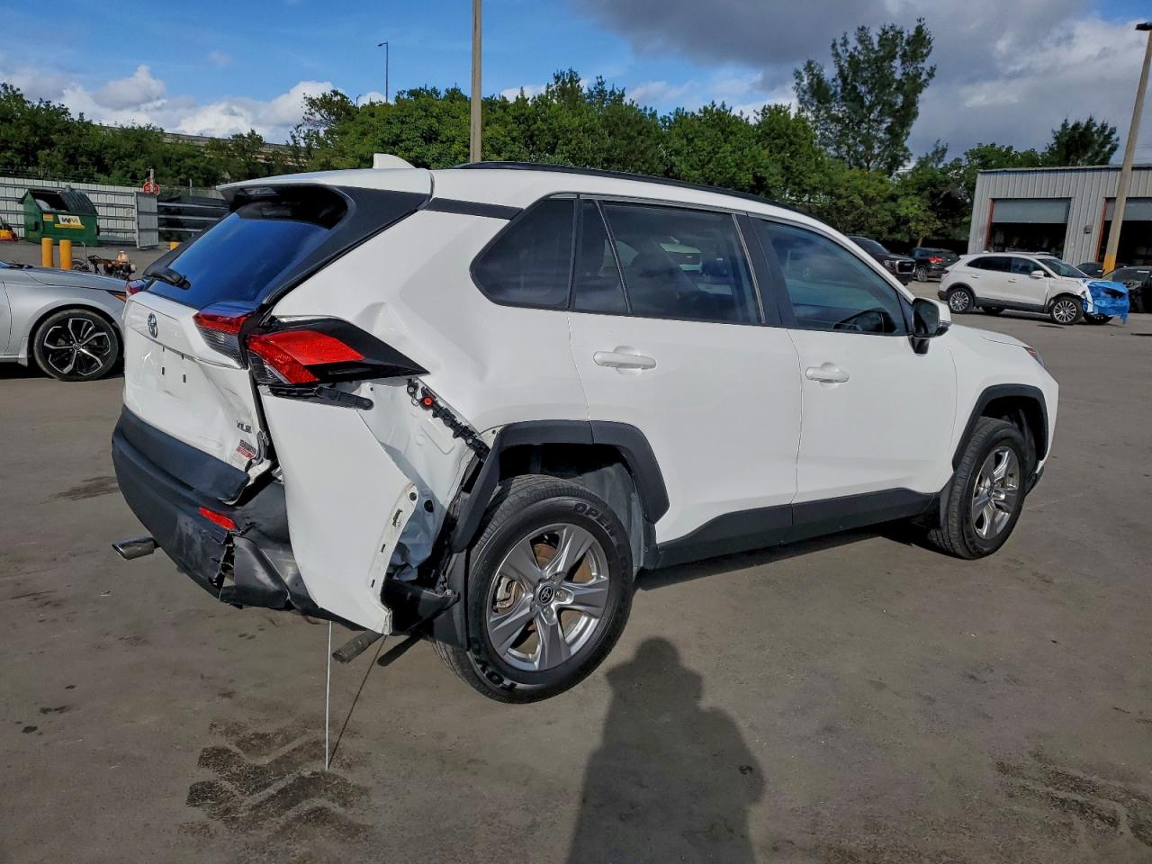 2024 TOYOTA RAV4 XLE photo 3
