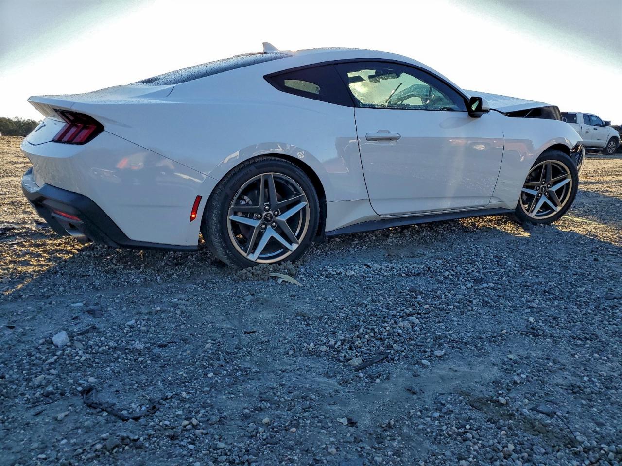 2024 FORD MUSTANG photo 3