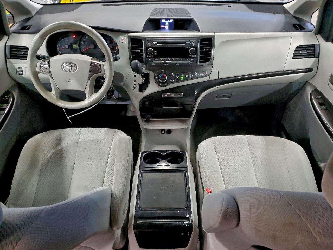 2013 TOYOTA SIENNA LE photo 8