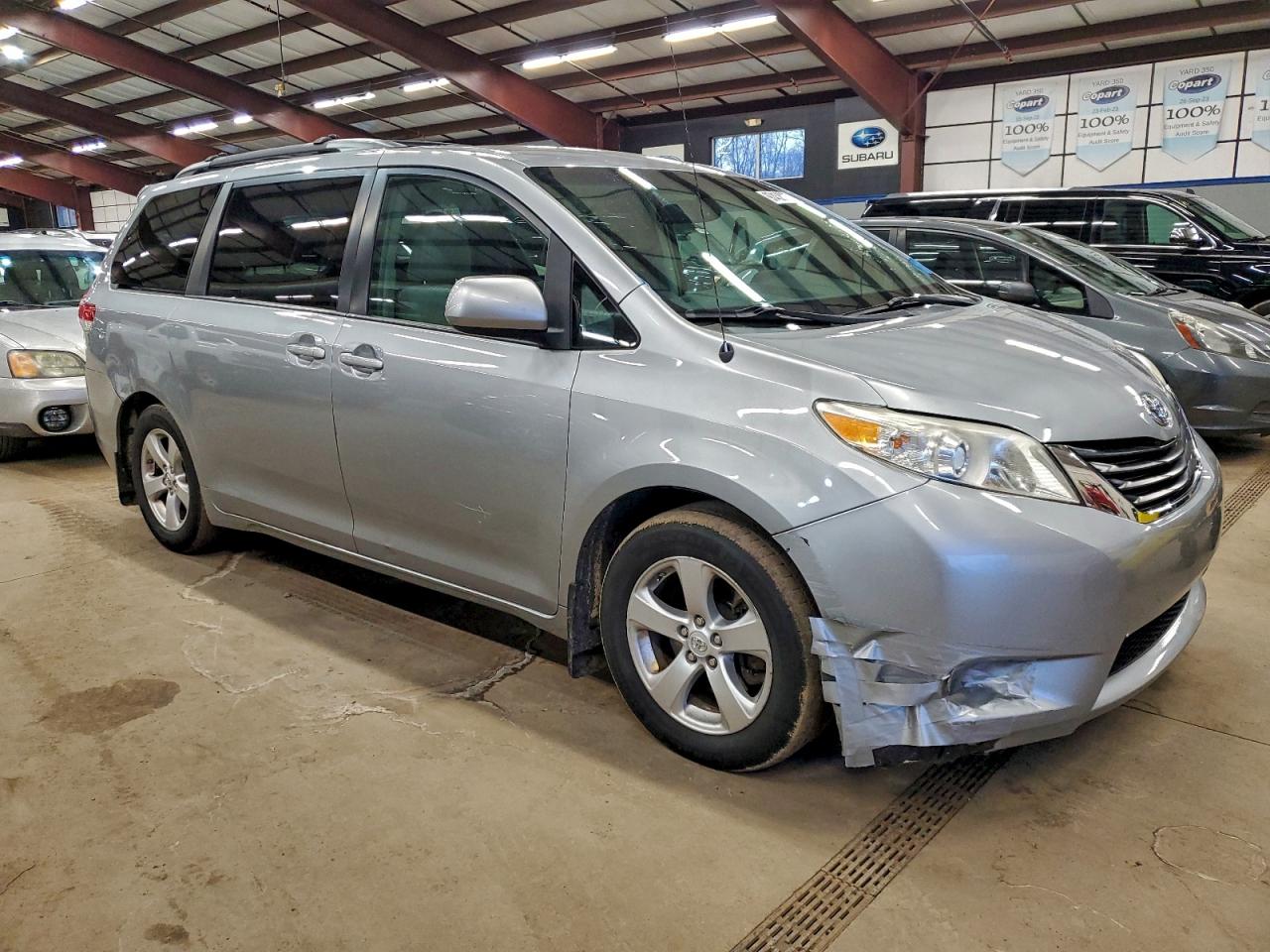 2013 TOYOTA SIENNA LE photo 4