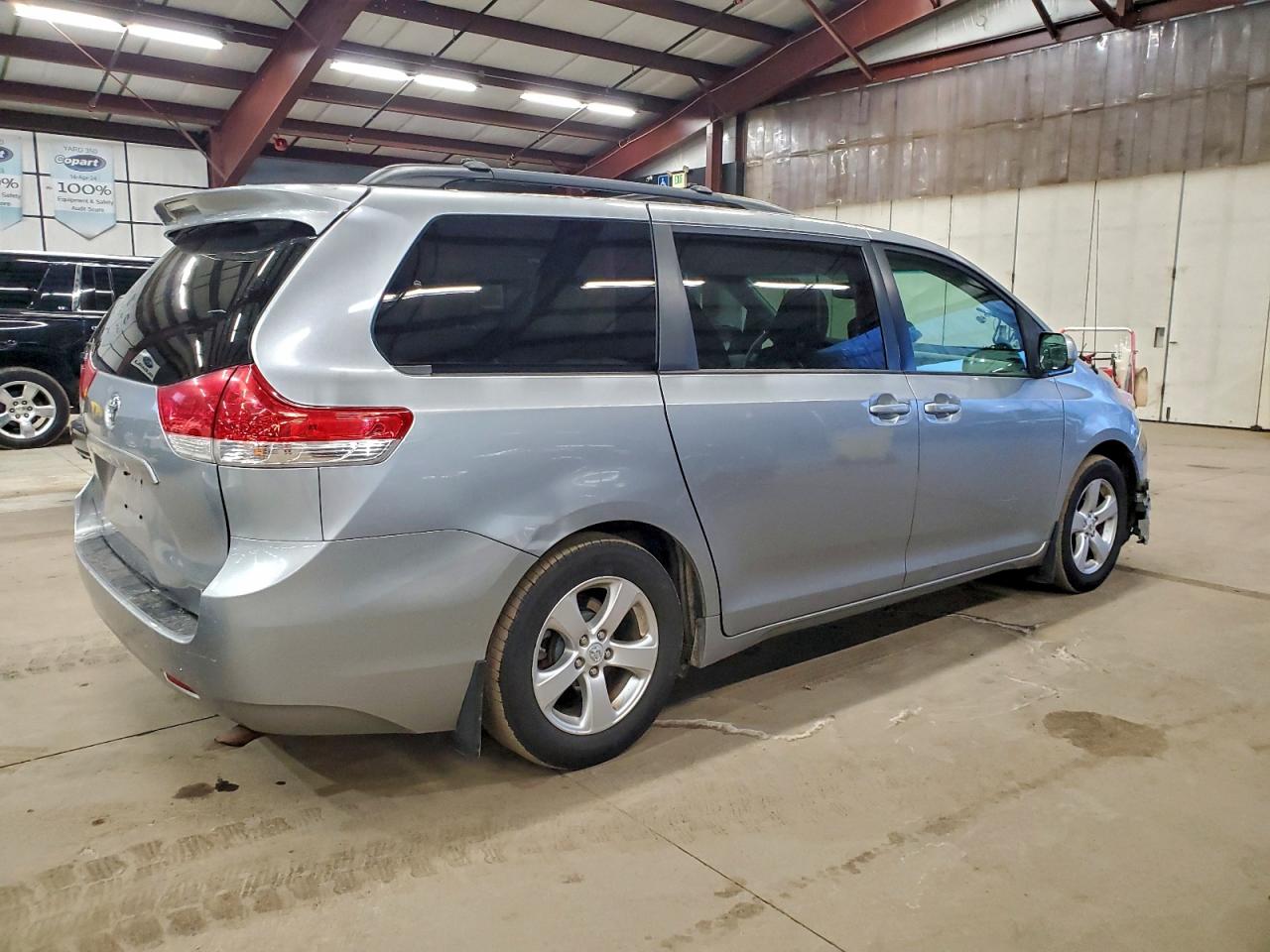 2013 TOYOTA SIENNA LE photo 3
