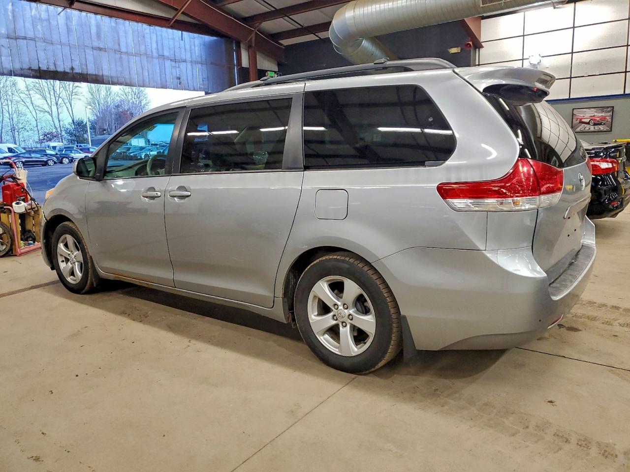 2013 TOYOTA SIENNA LE photo 2