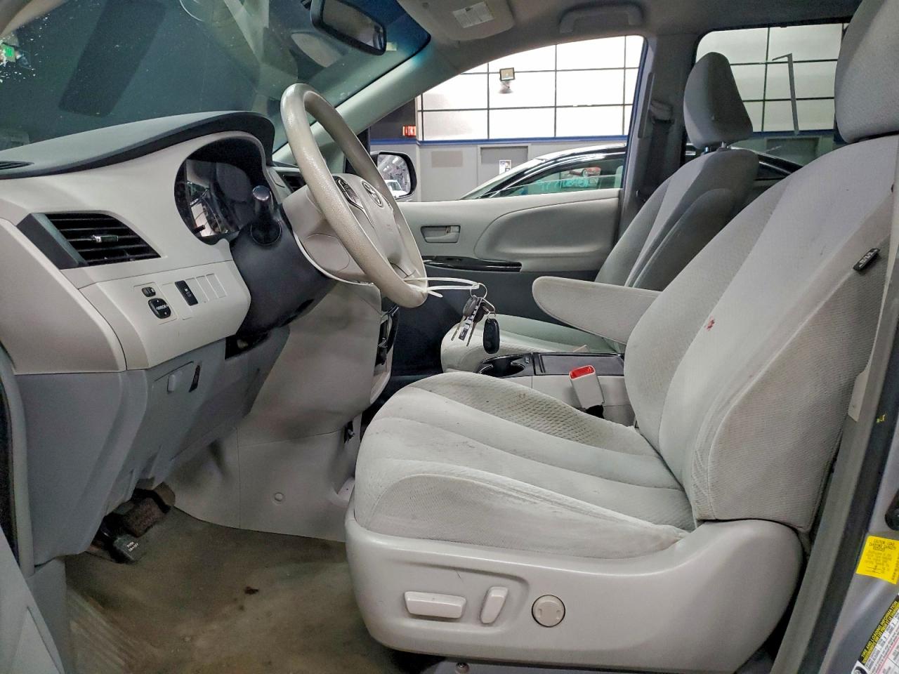 2013 TOYOTA SIENNA LE photo 7