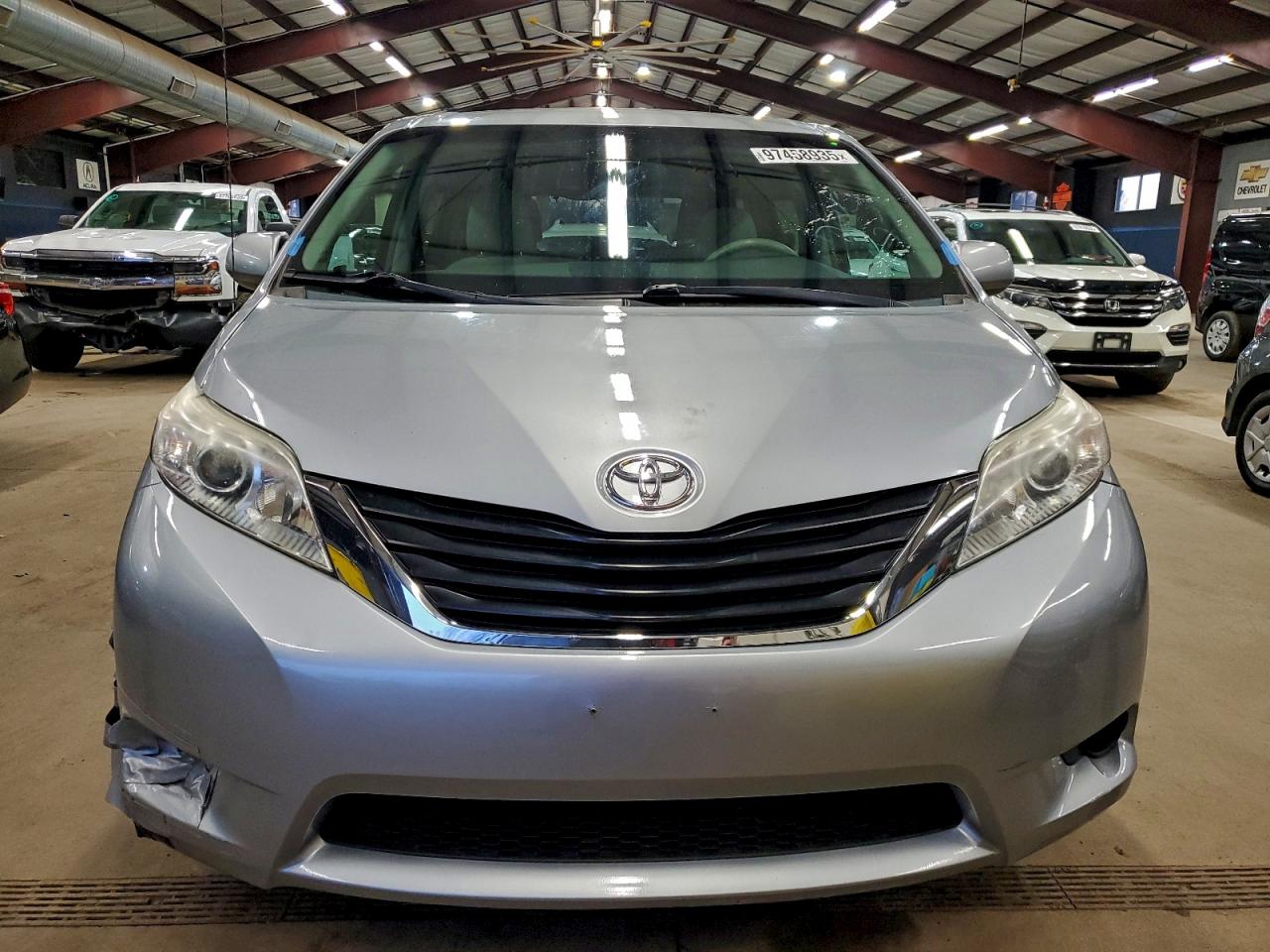 2013 TOYOTA SIENNA LE photo 5