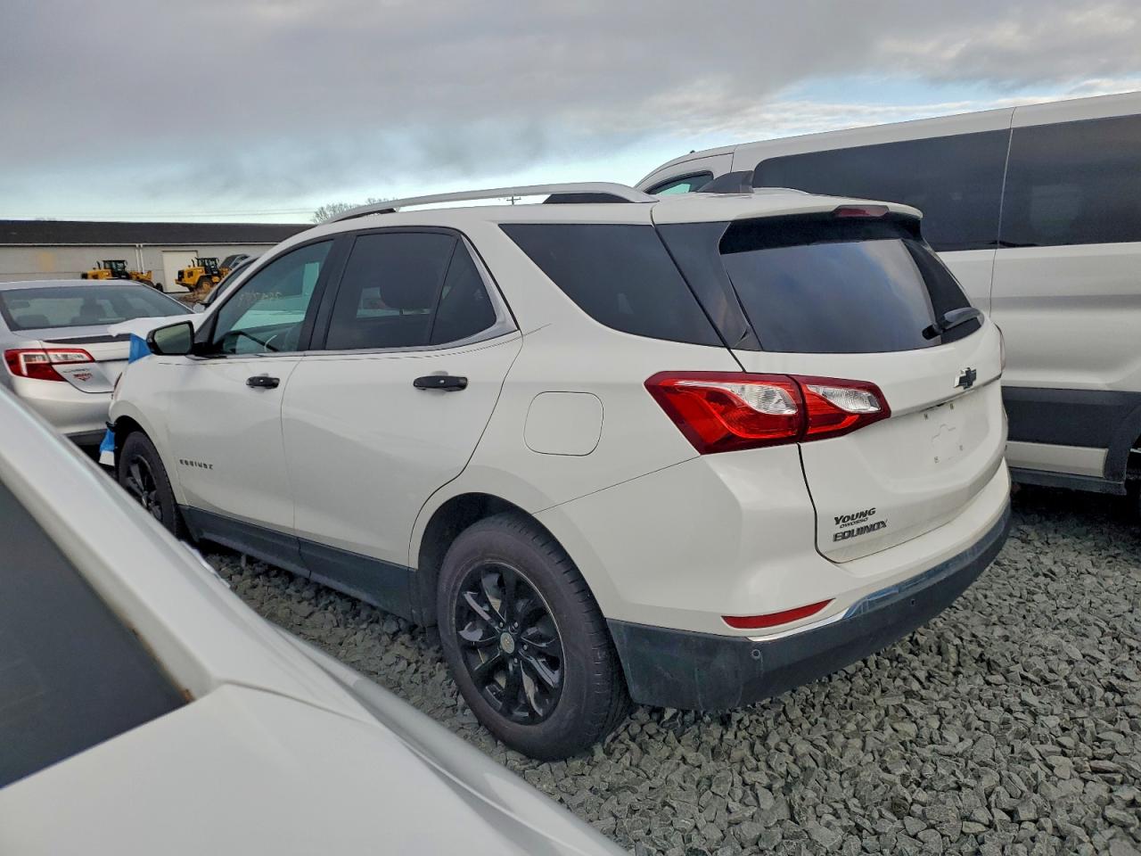 2018 CHEVROLET EQUINOX LT photo 2