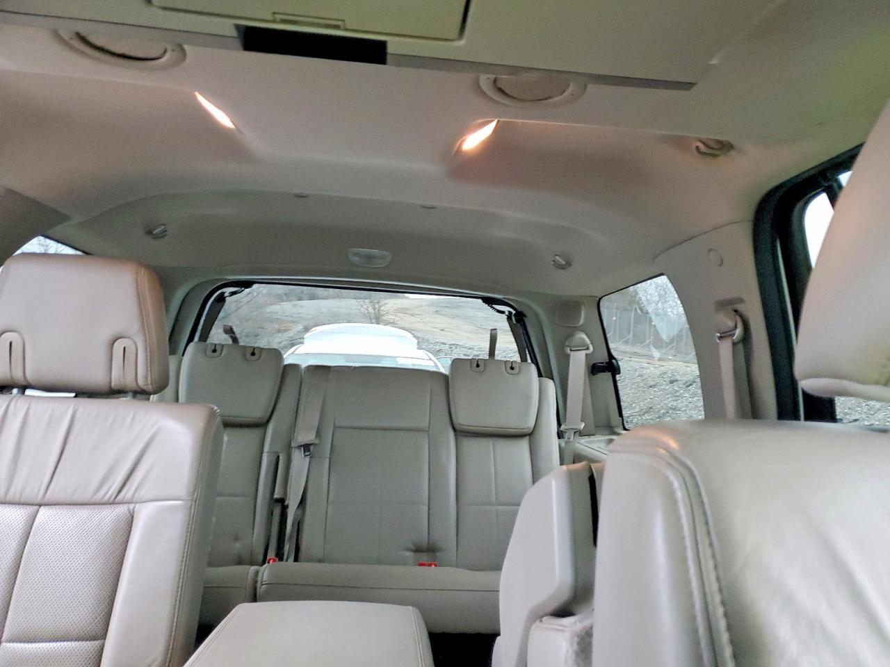 2010 LINCOLN NAVIGATOR photo 19