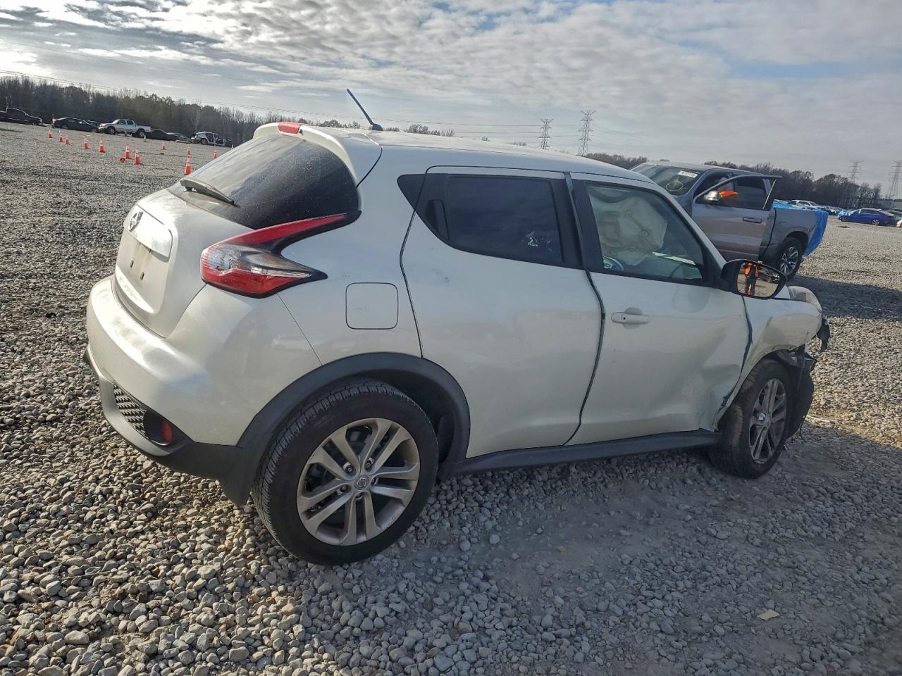2015 NISSAN JUKE S photo 3