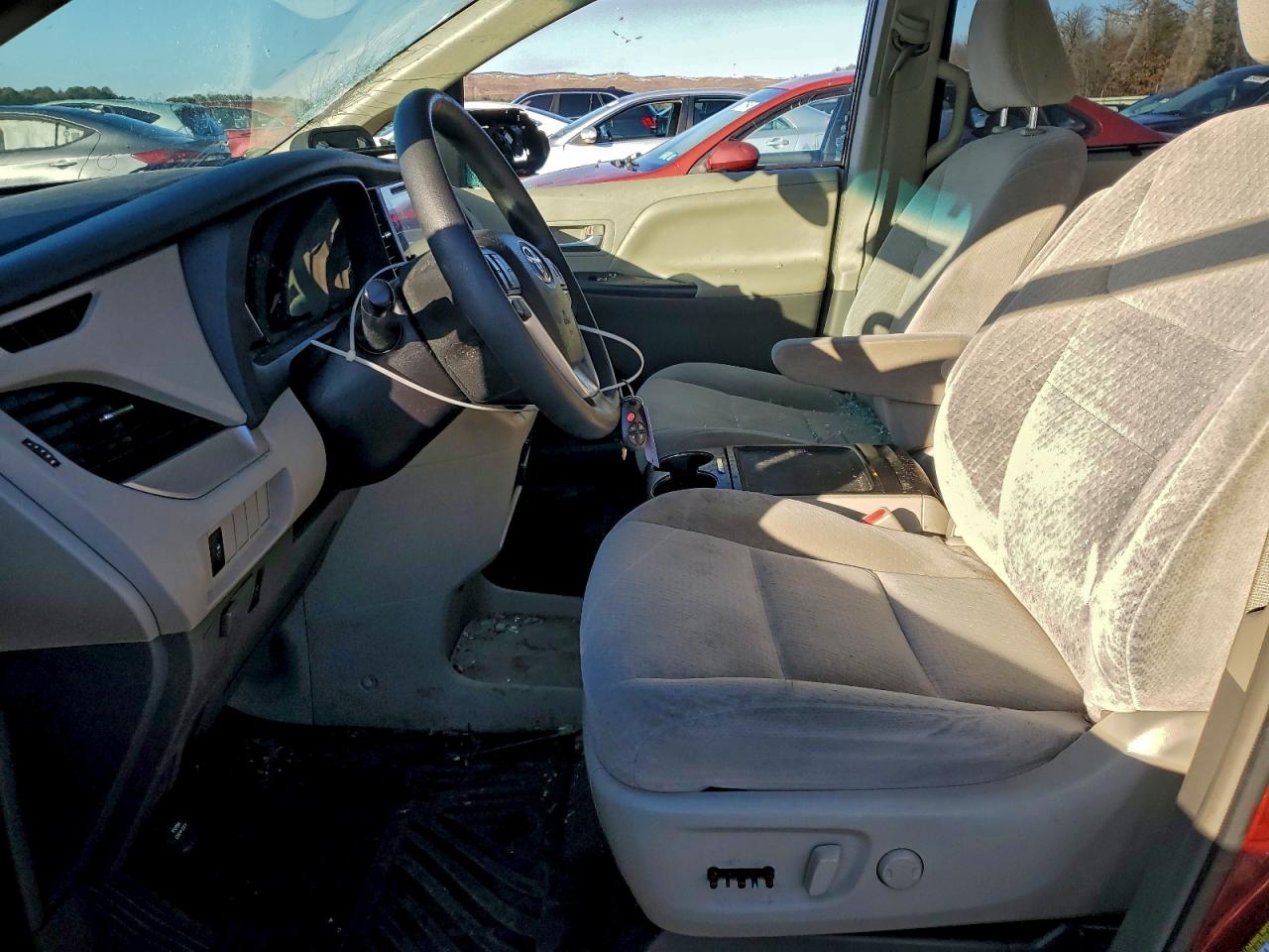 2016 TOYOTA SIENNA LE photo 7