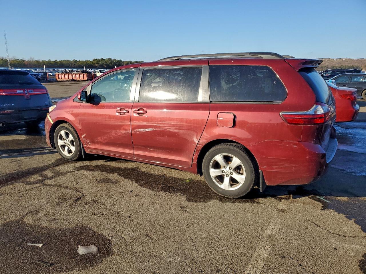 2016 TOYOTA SIENNA LE photo 2