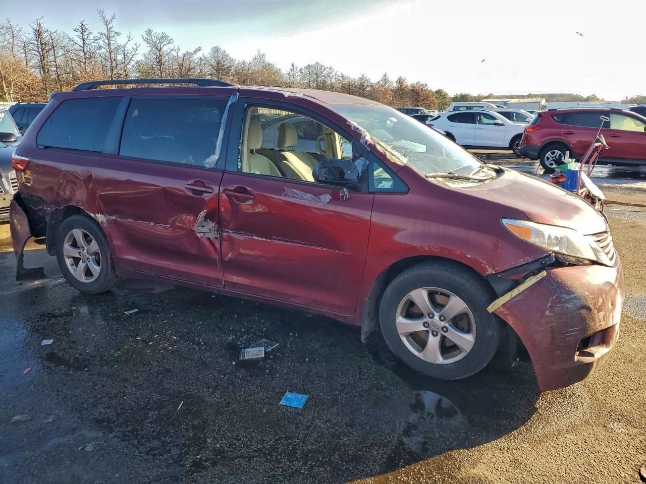 2016 TOYOTA SIENNA LE photo 4
