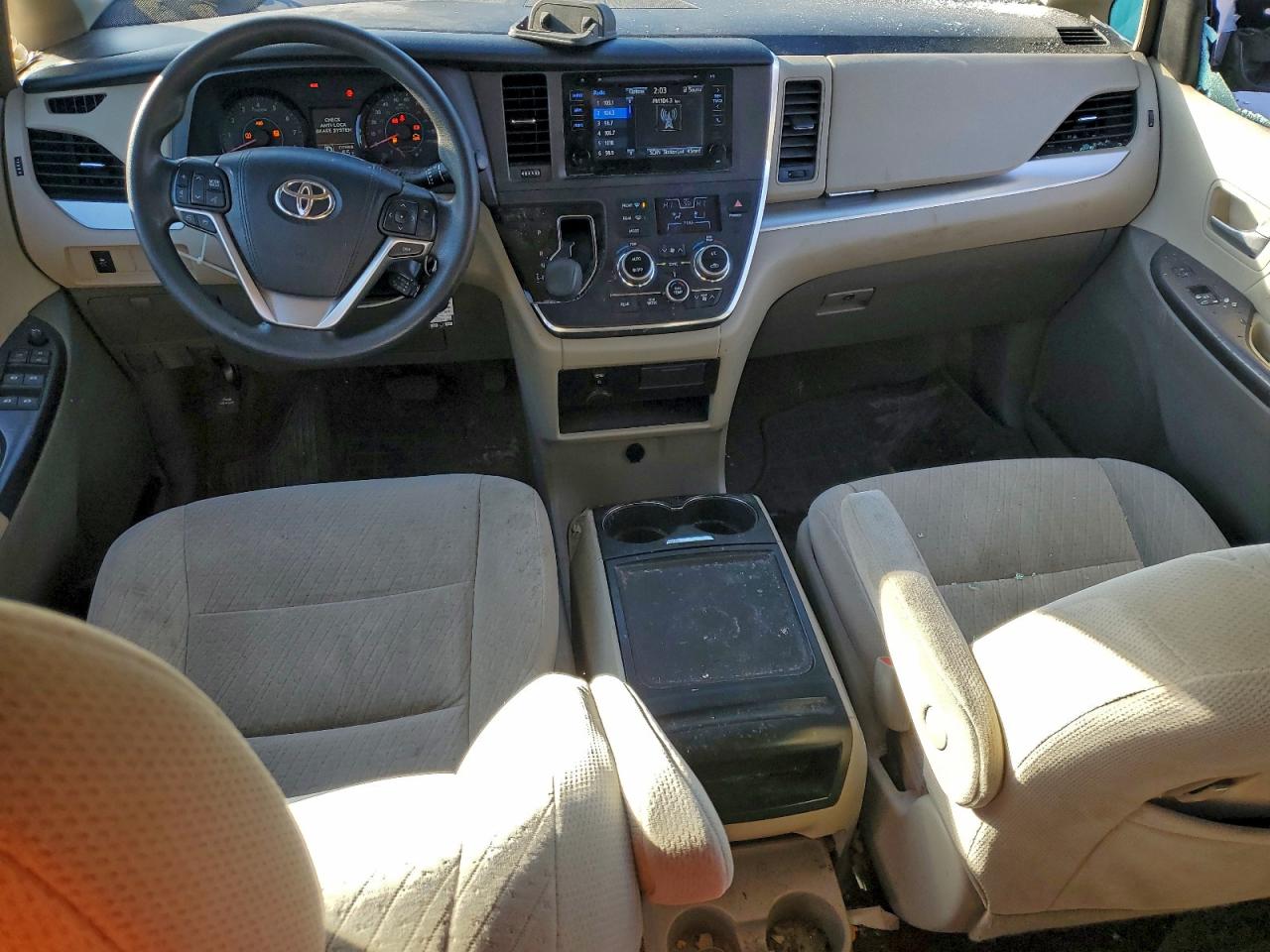 2016 TOYOTA SIENNA LE photo 8