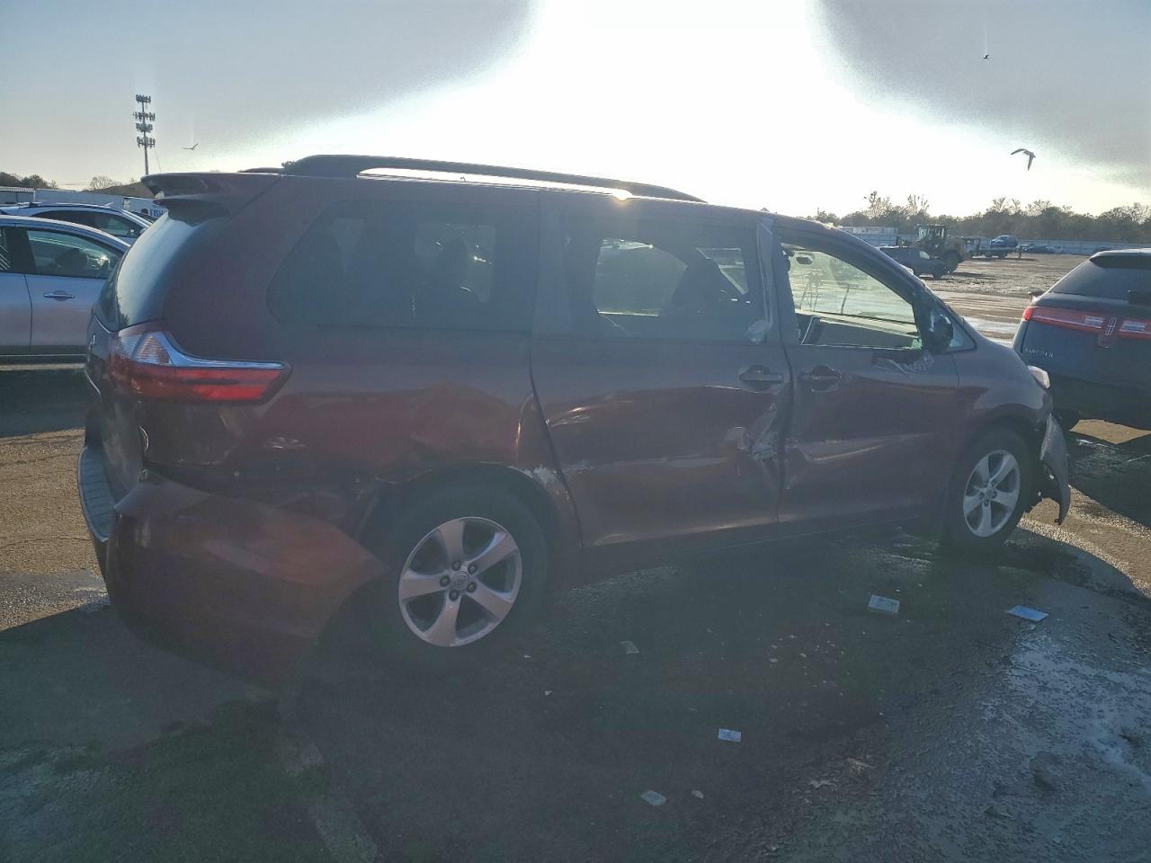2016 TOYOTA SIENNA LE photo 3