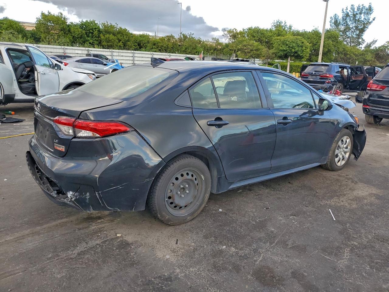 2021 TOYOTA COROLLA LE photo 3