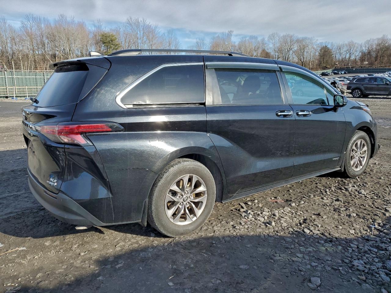 2021 TOYOTA SIENNA XLE photo 3